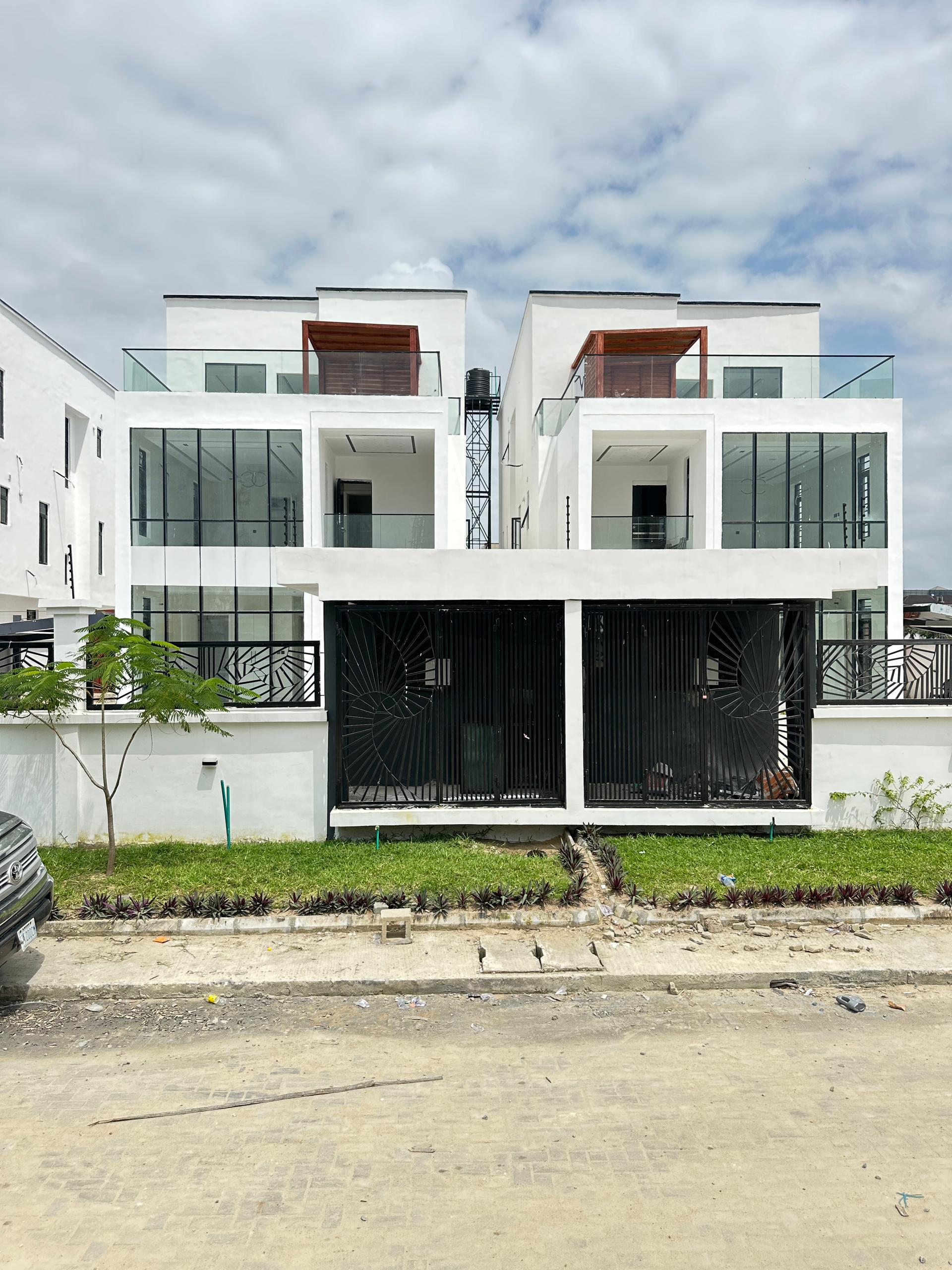 LUXURY 5 BEDROOM FULLY DETACHED HOME WITH SWIMMING POOL, PRIVATE CINEMA AND A ROOFTOP TERRACE IN A WELL SECURED ESTATE IN LEKKI PHASE 1.