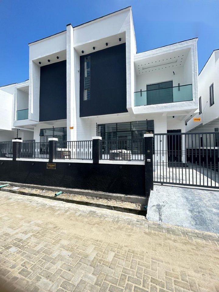 Beautiful 4 bed Semi detached duplex with  bq for sale!!