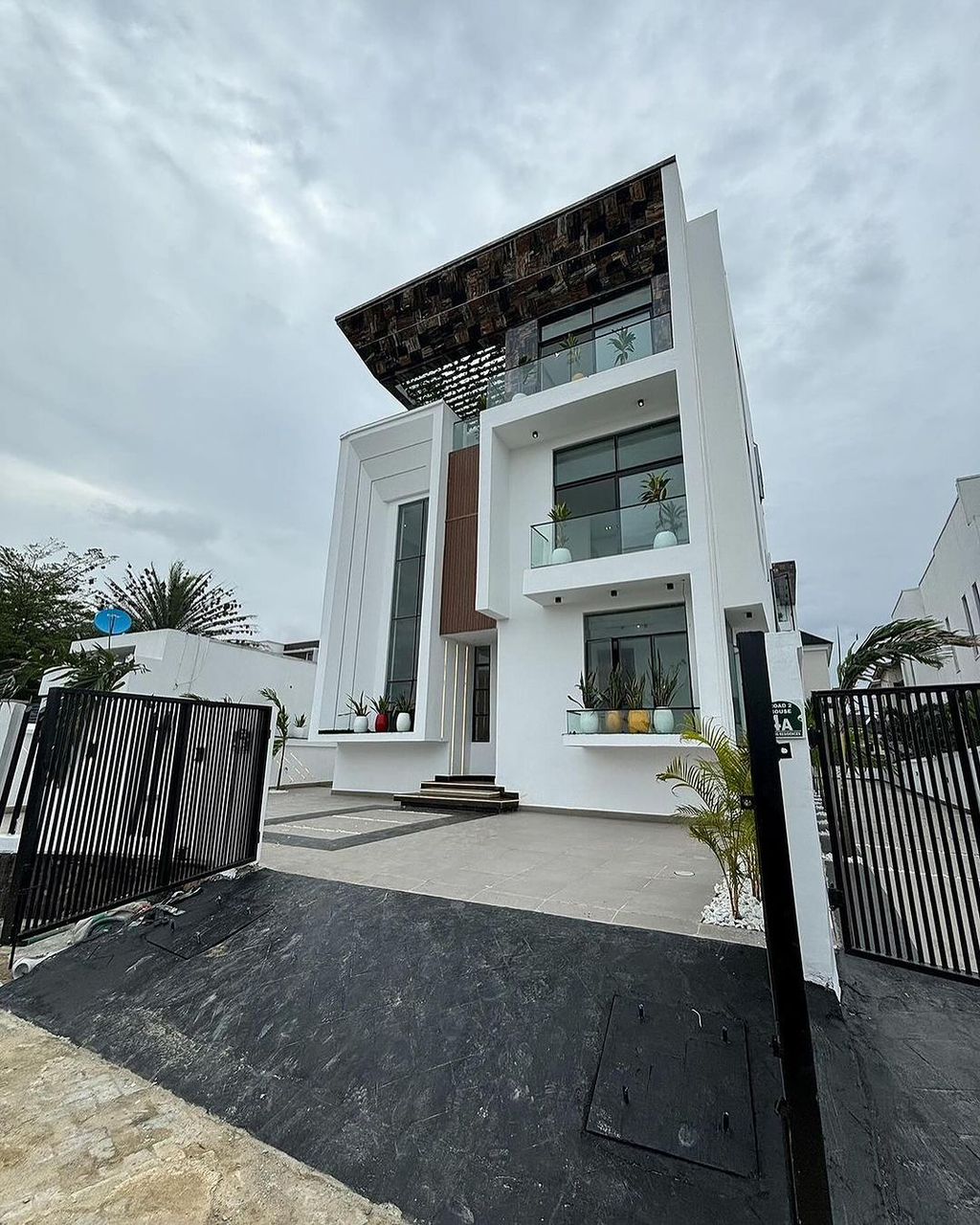 CONTEMPORARY 5 BEDROOM FULLY DETACHED HOME WITH CINEMA , ROOFTOP TERRACE & SWIMMING POOL FOR SALE ‼️‼️