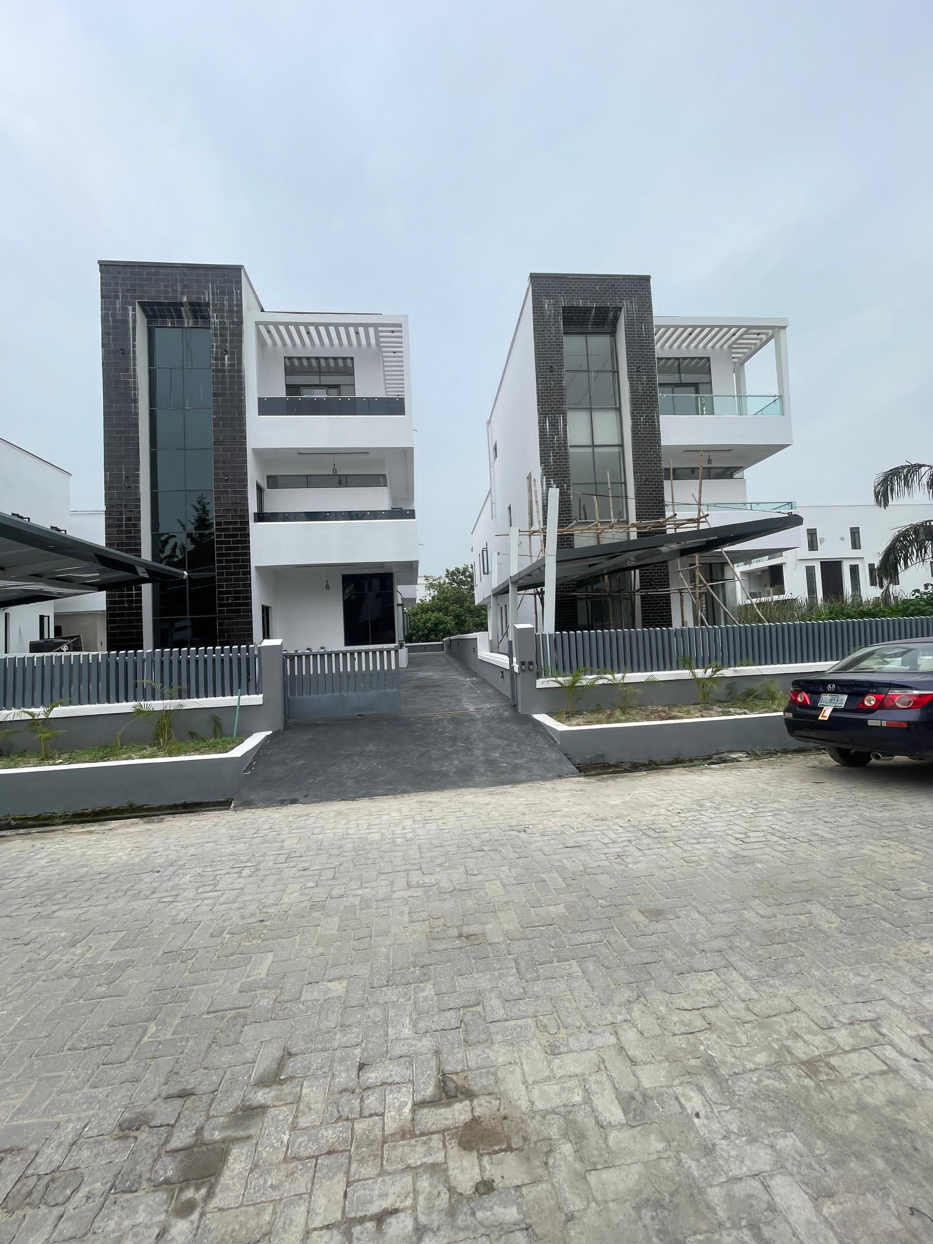 Luxury 5 bedroom detached duplex with swimming pool, Bq and Gym.