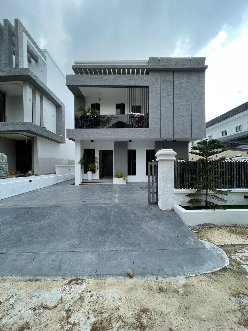 Contemporary 4 Bedroom Fully detached duplex with a Bq